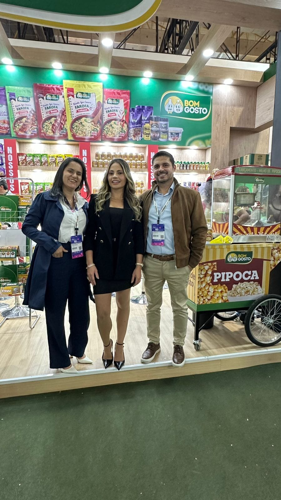 Sócios da Bom Gosto no estande da marca